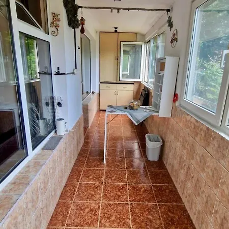 Apartment Stylish Apt, Free Parking, Near Center & Airport