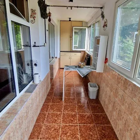 Apartment Stylish Apt, Free Parking, Near Center & Airport