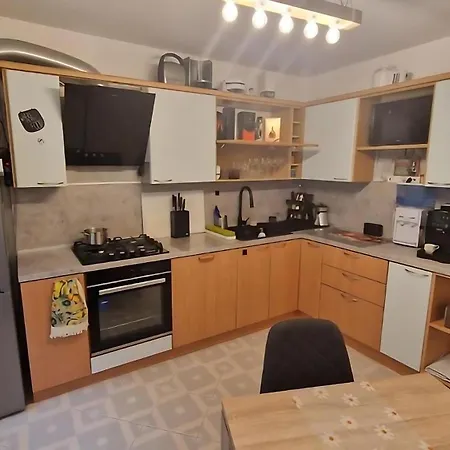 Apartment Stylish Apt, Free Parking, Near Center & Airport