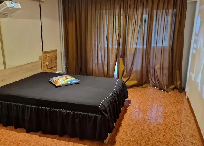 Apartmán Stylish Apt, Free Parking, Near Center & Airport