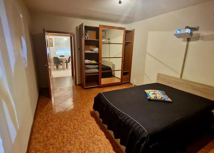 Apartment Stylish Apt, Free Parking, Near Center & Airport