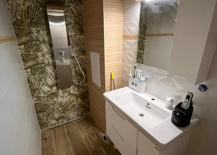 Stylish Apt, Free Parking, Near Center & Airport Apartment