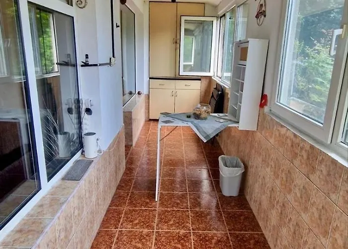 Apartmán Stylish Apt, Free Parking, Near Center & Airport