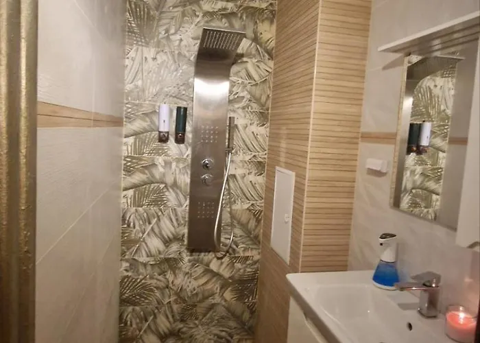 Apartment Stylish Apt, Free Parking, Near Center & Airport *